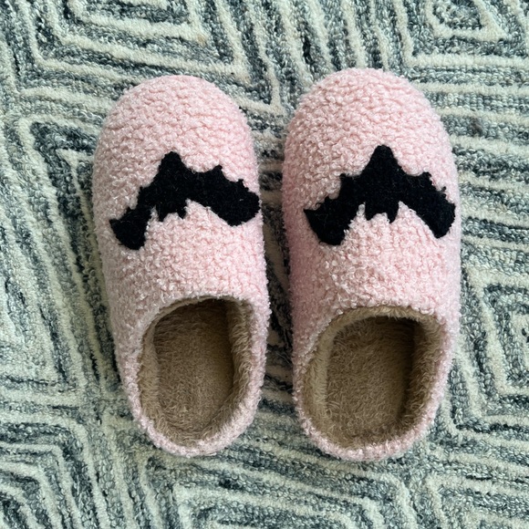 EUC Pink Lily Bat Slippers - Pink and Black - US Size 6 - Eur Size 36/37 - Picture 1 of 7